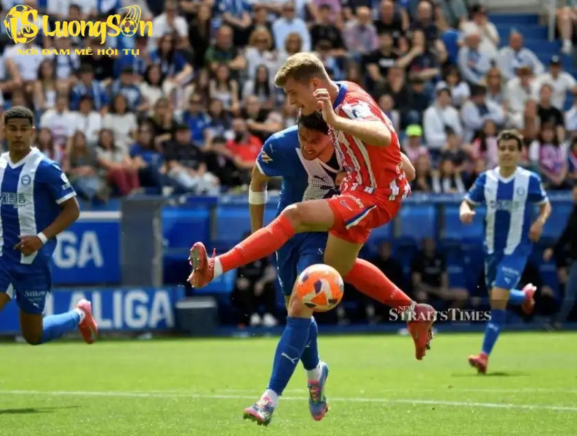 Facundo Garces trong pha tranh chấp với Alexander Sorloth của Atletico (Ảnh: luongson tv)